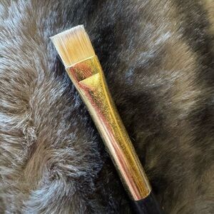 Water lauder flat liner brush